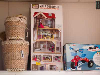 ...un�altra conserva gli intramontabili oggetti in legno come la villa dei sogni...
